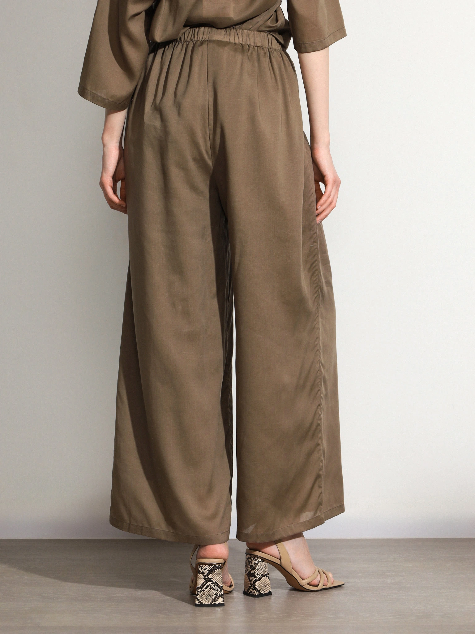 Брюки песочного цвета свободного кроя